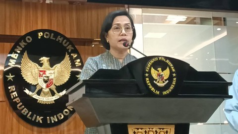 Menteri Keuangan Sri Mulyani memberikan keterangan pers usai pertemuan dengan Menkopolhukam Mahfud MD dan Kepala PPATK Ivan Yustiavandana di kantor Kemenkopolhukam, Jakarta, Senin (20/3/2023). Foto: Thomas Bosco/kumparan