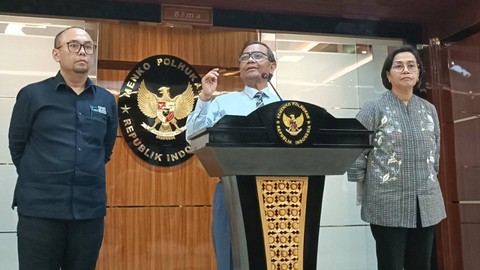 Menkopolhukam Mahfud MD memberikan keterangan pers usai pertemuan dengan Menteri Keuangan Sri Mulyani dan Kepala PPATK Ivan Yustiavandana di kantor Kemenkopolhukam, Jakarta, Senin (20/3/2023). Foto: Thomas Bosco/kumparan
