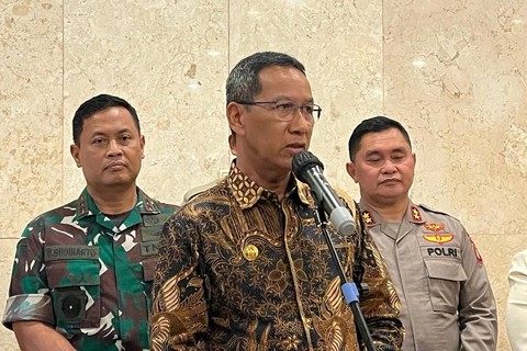 Pj Gubernur Heru Budi Hartono (tengah) Kapolda Metro Jaya Irjen Pol Fadil Imran (kanan) dan Pangdam Jaya Mayjen Untung Budiharto di Balai Kota DKI Jakarta, Senin (20/3). Foto: Haya Syahira/kumparan