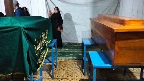 Jenazah Syabda Perkasa Belawa dan ibunya, Anik Sulistyowati, disemayamkan di rumah neneknya di Dusun Ngroto, Kelurahan Sumberjo, Kecamatan Mondokan, Kabupaten Sragen, Jawa Tengah, Senin (20/3/2023).  Foto: Aris Wasita/ANTARA