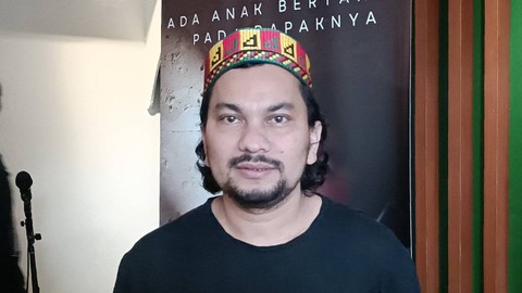 Tompi rilis lagu Ada Anak Bertanya Pada Bapaknya, di kawasan Blok M, Jakarta Selatan, Senin (20/3).
 Foto: Giovanni/kumparan