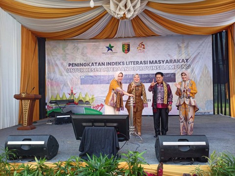 Wakil Gubernur Lampung, Chusnunia Chalim menghadiri kegiatan Festival Literasi dan Peningkatan Indeks Literasi Masyarakat di gedung Perpustakaan Modern, Bandar Lampung. | Foto : Galih Prihantoro/ Lampung Geh