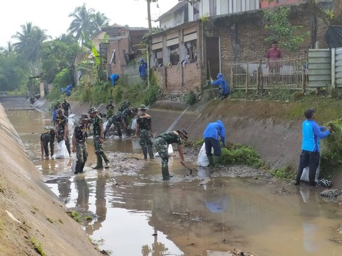 Beberpa pihak yang hadir dalam peringayan hari air sedunia, bahumembahu membersihkan aliran irigasi Progo Manggis. Foto: Hermanto/Tugu Jogja