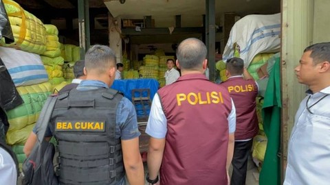 Bareskrim Polri bersama Ditjen Bea Cukai menggerebek sejumlah lokasi penyimpanan pakaian bekas impor pada Senin (20/3/2023).  Foto: Dok. Istimewa