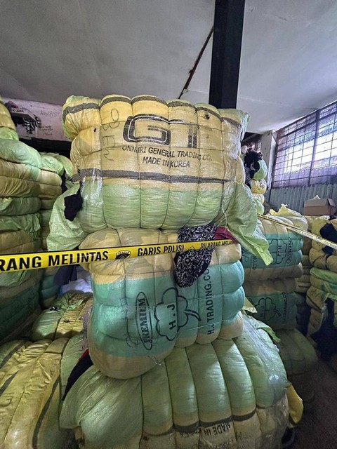 Bareskrim Polri bersama Ditjen Bea Cukai menggerebek sejumlah lokasi penyimpanan pakaian bekas impor pada Senin (20/3/2023).  Foto: Dok. Istimewa