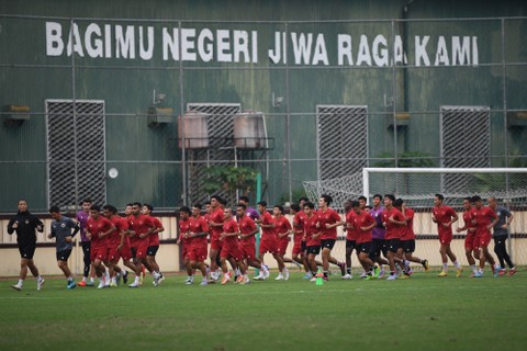 Pemain Timnas Indonesia senior dan U-20 melakukan pemanasan saat berlatih di Lapangan PTIK, Jakarta, Senin (20/3/2023). Foto: Sigid Kurniawan/ANTARA FOTO