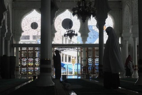 Umat Islam mengerjakan salat sunah begitu masuk ke dalam Masjid Raya Baiturrahman, Rabu (8/5/2019). Foto: Suparta/acehkini