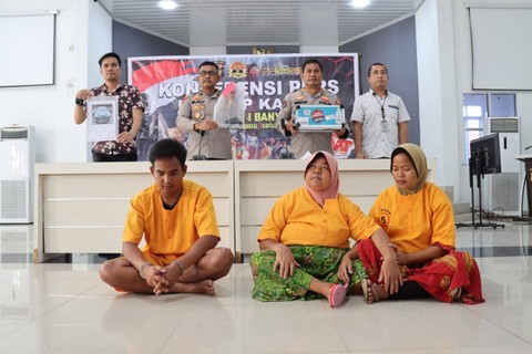 Istri, anak perempuan, dan menantu korban saat ditangkap polisi. Foto: dok. Polres Muba