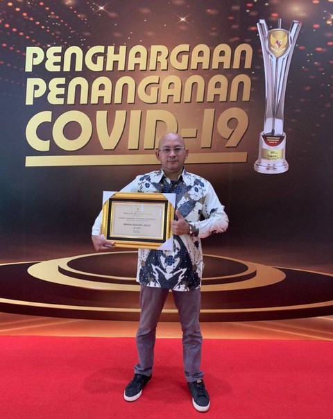 Dokter Vihan Novianry, M. Biomed, saat mewakili Untan menerima penghargaan. Foto: Dok Hi!Pontianak