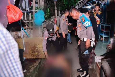 Polisi bersama warga mengevakuasi seorang pemuda yang berniat bunuh diri di Cengkareng, Jakarta Barat. Foto: Dok. Istimewa