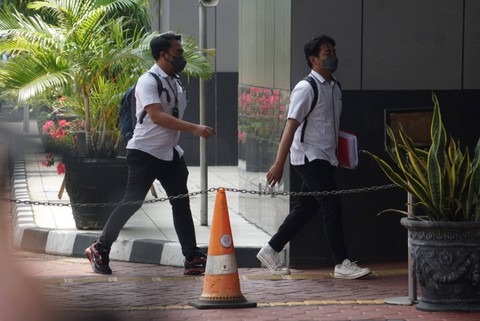 Sejumlah penyidik kepolisian membawa berkas AGH (15) pada kasus pengeroyokan David Ozora ke Kejari Jaksel, Jakarta, Selasa (21/3). Foto: Iqbal Firdaus/kumparan