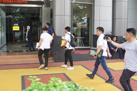 Sejumlah penyidik kepolisian membawa berkas AGH (15) pada kasus pengeroyokan David Ozora ke Kejari Jaksel, Jakarta, Selasa (21/3). Foto: Iqbal Firdaus/kumparan