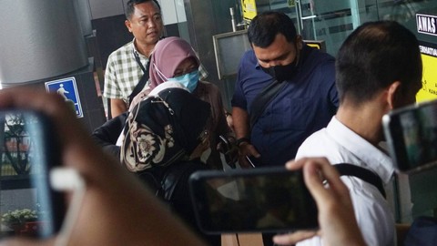 Petugas membawa AGH (15) yang mengenakan sweater warna putih tiba di Kejaksaan Negeri Jakarta Selatan setelah berkas dan barang bukti terkait kasus pengeroyokan David Ozora diserahkan di Kejaksaan Negeri Jakarta Selatan, Selasa (21/3). Foto: Iqbal Firdaus/kumparan