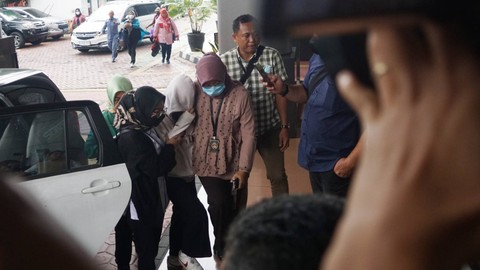 Petugas membawa AGH (15) yang mengenakan sweater warna putih tiba di Kejaksaan Negeri Jakarta Selatan setelah berkas dan barang bukti terkait kasus pengeroyokan David Ozora diserahkan di Kejaksaan Negeri Jakarta Selatan, Selasa (21/3). Foto: Iqbal Firdaus/kumparan