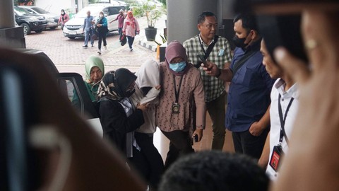 Petugas membawa AGH (15) yang mengenakan sweater warna putih tiba di Kejaksaan Negeri Jakarta Selatan setelah berkas dan barang bukti terkait kasus pengeroyokan David Ozora diserahkan di Kejaksaan Negeri Jakarta Selatan, Selasa (21/3). Foto: Iqbal Firdaus/kumparan