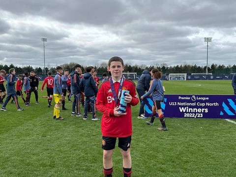 Anak Wayne Rooney, Kai Rooney, bersama tim Manchester United (MU) U-13 pada Maret 2023. Foto: Instagram/@kairooney.10