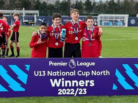 Anak Wayne Rooney, Kai Rooney, bersama tim Manchester United (MU) U-13 pada Maret 2023. Foto: Instagram/@kairooney.10