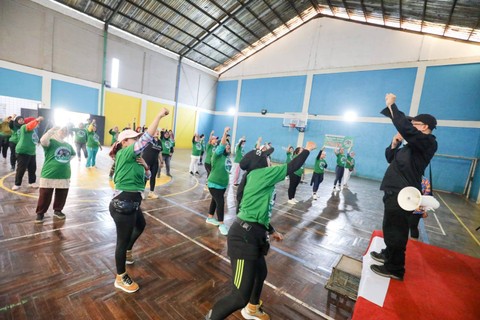 Kegiatan senam zumba dilakukan untuk menjaga kebugaran para driver ojol wanita. Foto: Dok. Istimewa