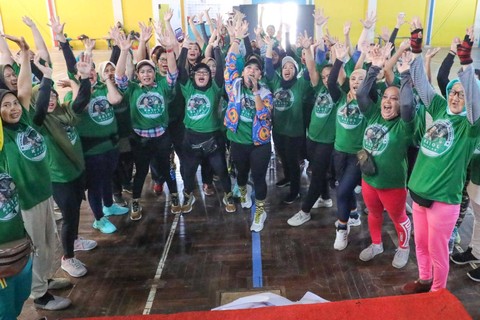 Puluhan driver ojol wanita di Depok mengikuti kegiatan senam zumba yang digelar Kajol Indonesia. Foto: Dok. Istimewa