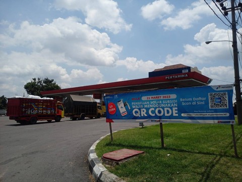 Salah satu SPBU yang berada di Jalan Soekarno Hatta, Bypass, Bandar Lampung memasang pemberitahuan pembelian solar subsidi wajib menggunakan scan barcode. | Foto : Galih Prihantoro/ Lampung Geh