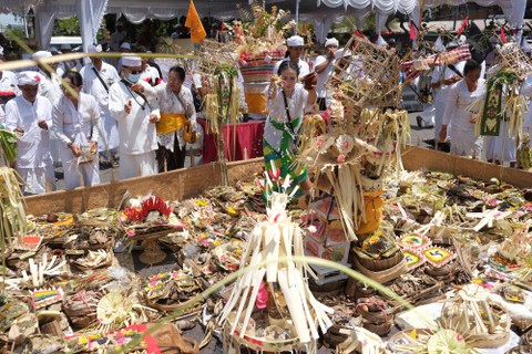 Umat Hindu melakukan ritual penyucian saat upacara Tawur Agung Kesanga di kawasan Patung Catur Muka, Denpasar, Bali, Selasa (21/3/2023). Foto: Nyoman Hendra Wibowo/Antara Foto
