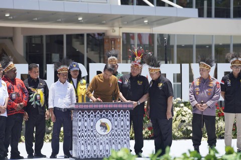 Presiden Jokowi menandatangani prasasti peresmian Papua Youth Creative Hub. Foto: istimewa