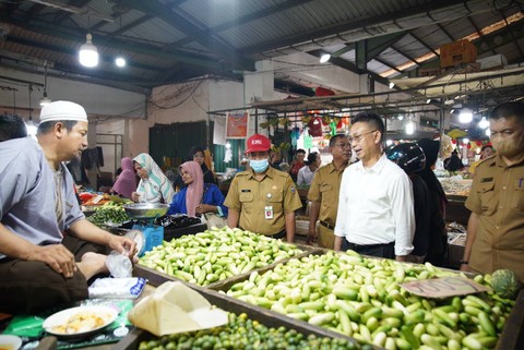 Wali Kota Pontianak Edi Rusdi Kamtono berdialog dengan pedagang. Foto: Dok. Prokopim Pemkot Pontianak