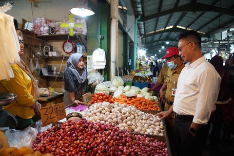 Edi Rusdi Kamtono meninjau ketersediaan dan harga bahan pokok di Pasar Flamboyan. Foto: Dok. Prokopim Pemkot Pontianak