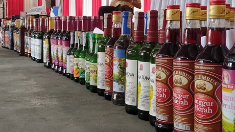 Polresta Banda Aceh menunjukan barang bukti dan 12 pelaku penjual minuman keras (miras), yang diamankan dari sejumlah lokasi di Kota Banda Aceh. Foto: Zuhri Noviandi/kumparan