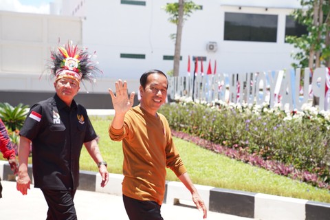 Presiden Joko Widodo bersama Kepala BIN, Budi Gunawan saat berada di Papua Youth Creative Hub. Foto: istimewa 