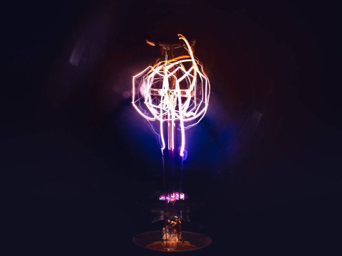 Ilustrasi Contoh Soal Medan Listrik dalam Fisika. (Foto: Marek Piwnicki | Unsplash.com)