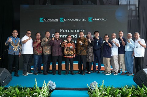 Direksi Krakatau Steel dan anak usahanya berfoto usai peresmian gedung command center. Foto: Dok. Krakatau Steel