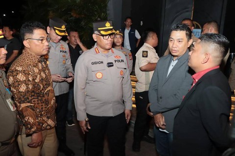 Kapolres Metro Jakarta Utara Kombes Gidion Arif Setyawan melakukan sosialisasi jam operasional ke tempat hiburan malam di kawasan PIK, Jakarta Utara, Selasa (21/3/2023). Foto: Dok. Istimewa