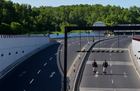 Pecalang atau petugas pengamanan adat Bali memantau situasi saat Hari Raya Nyepi Tahun Saka 1945 di kawasan Underpass Simpang Tugu Ngurah Rai, Badung, Bali, Rabu (22/3/2023). Foto: Fikri Yusuf/ANTARA FOTO