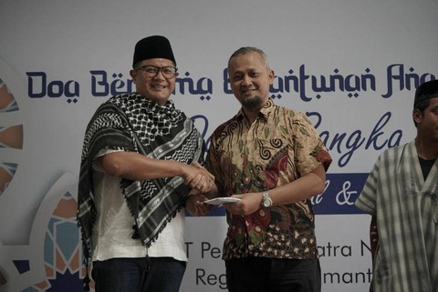 Pertamina Patra Niaga Kalimantan memberikan santunan. Foto: Dok. Pertamina Patra Niaga Kalimantan