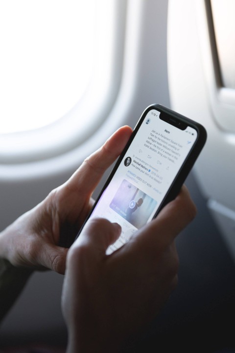 Ilustrasi Bermain Media Sosial. Foto : Unsplash/Marten Bjork