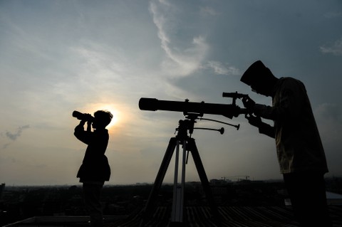 Pengamat mengamati hilal di menara gedung Fakultas Kedokteran Kampus Universitas Islam Bandung (UNISBA), Bandung, Jawa Barat, Rabu (22/3/2023). Foto: Raisan Al Farisi/Antara Foto
