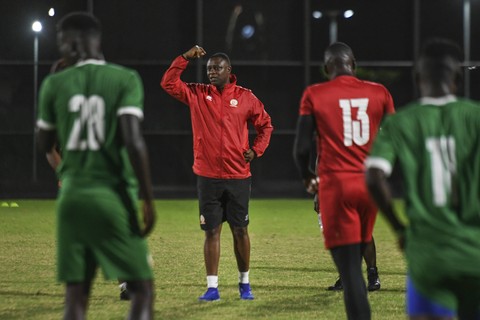 Pelatih Timnas Burundi Etienne Ndayiragije (tengah) memimpin latihan perdana di lapangan latih Jakarta Internasional Stadium (JIS), Jakarta, Rabu (22/3/2023). Foto: Hafidz Mubarak A/Antara Foto