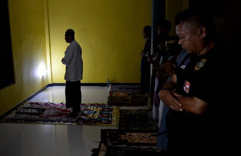 Umat Islam melaksanakan saalat tarawih pertama bulan Ramadhan 1444 H yang bertepatan dengan Hari Raya Nyepi tahun Saka 1945 di salah satu rumah warga di kawasan Kampung Bugis, Desa Adat Tuban, Badung, Bali, Rabu (22/3/2023).  Foto: Fikri Yusuf/ANTARA FOTO