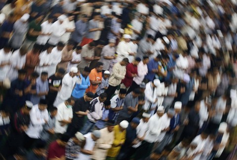Umat Islam melaksanakan ibadah saalat tarawih pertama di Masjid Al Munawar Ternate, Kota Ternate, Maluku Utara Rabu (22/3/2023). Foto: Andri Saputra/ANTARA FOTO
