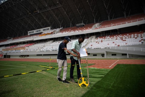 Perwakilan delegasi FIFA meninjau Stadion Gelora Sriwijaya Jakabaring (GSJ) di Jakabaring Sport City (JSC) Palembang, Sumatera Selatan, Kamis (23/3/2023). Foto: Nova Wahyudi/ANTARA FOTO