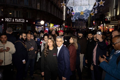 Wali Kota London, Sadiq Khan, menyalakan instalasi lampu Ramadhan pertama di Piccadilly Circus pada malam hari pertama Ramadhan, di London, Inggris, pada Selasa (21/3/2023).  Foto: Anna Gordon/REUTERS