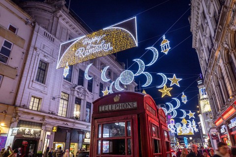 Pemasangan lampu Ramadhan pertama di Piccadilly Circus pada malam hari pertama Ramadhan, di London, Inggris, pada Selasa (21/3/2023).  Foto: Anna Gordon/REUTERS