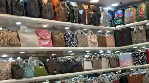 Penampakan tas mewah KW di pusat perbelanjaan ITC Mangga Dua, Jakarta, Kamis (23/3/2023).  Foto: Luthfi Humam/kumparan