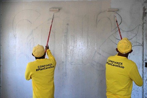 Narapidana penjara La Esperanza menghapus grafiti yang terkait dengan geng Mara Salvatrucha di San Martin, El Salvador pada Rabu (22/3/2023). Foto: Marvin Recinos/AFP