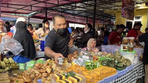 Warga membeli takjil di kawasan Bendungan Hilir (Benhil), Jakarta, Kamis (23/3). Foto: Fariza Rizky Ananda/kumparan
