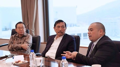 Pengusaha Pandu Sjahrir dan Menko Kemaritiman dan Investasi Luhut Binsar Pandjaitan diskusi dengan investor BTS SV Investment. Foto: Instagram @pandusjahrir