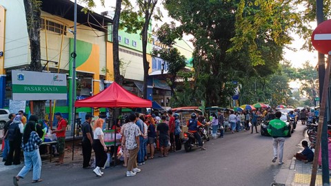 Suasana jalanan persis depan Pasar Santa yang ramai dengan pedangang takjil dan warga yang memburunya jelang buka puasa hari pertama, Kamis (23/3/2023). Foto: Thomas Bosco/kumparan