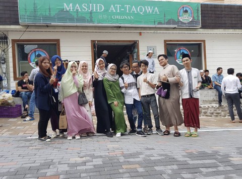 Mahasiswa asal Indonesia yang melaksanakan ibadah di masjid At-Taqwa, Cheonan, Korea Selatan. (Foto: Sumber Pribadi/A.Kahfi)