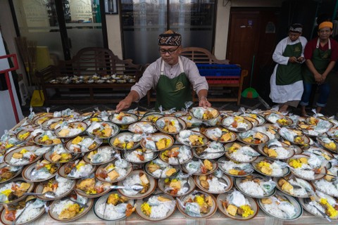 Petugas menyiapkan takjil untuk berbuka puasa di Masjid Jogokariyan, Yogyakarta, Kamis (23/3/2023). Foto: Andreas Fitri Atmoko/Antara Foto